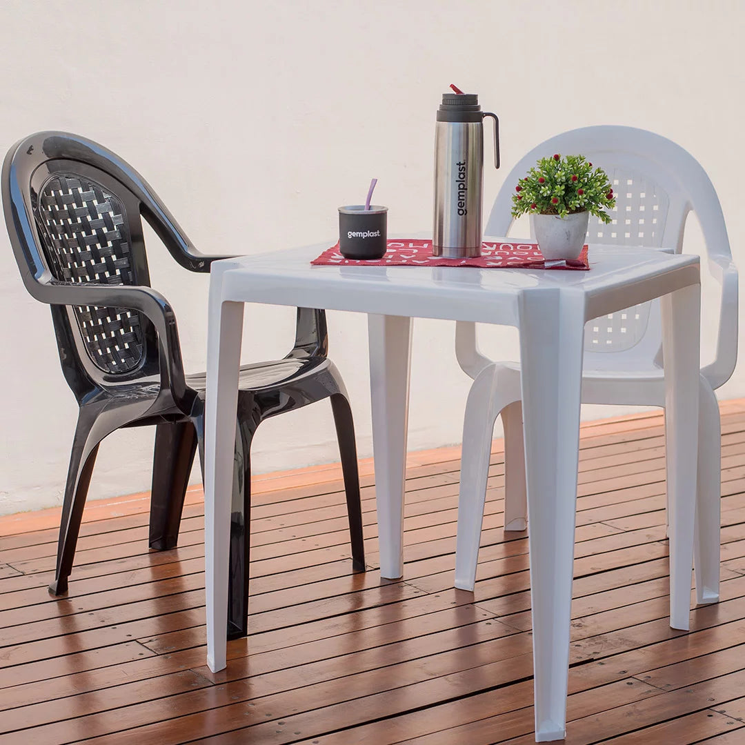 Mesa de Plástico Reforzado - Apilable y Resistente