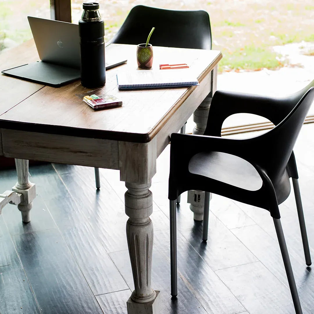 Silla de Comedor y Diseño Negra con Apoyabrazos y Patas Metálicas – Rubí